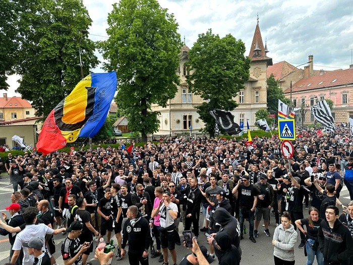 Sibiul, împânzit de suporterii Universității Cluj. Foto Facebook