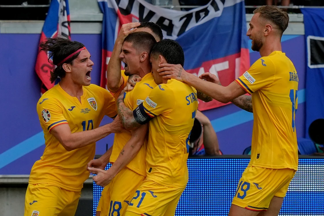 Ianis Hagi (stânga) și colegii săi sunt în optimile Euro 2024. FOTO: Profimedia