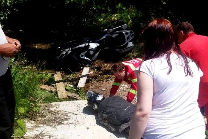 Motociclistul a fost rănit grav în impact.
