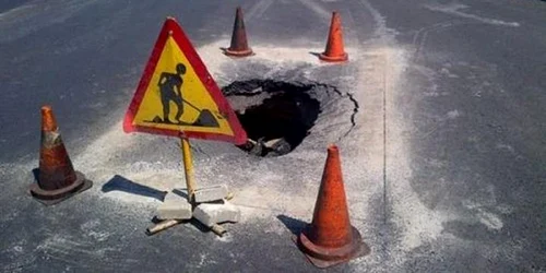 Groapa a apărut la o săptămână după asfaltare foto: rol.ro