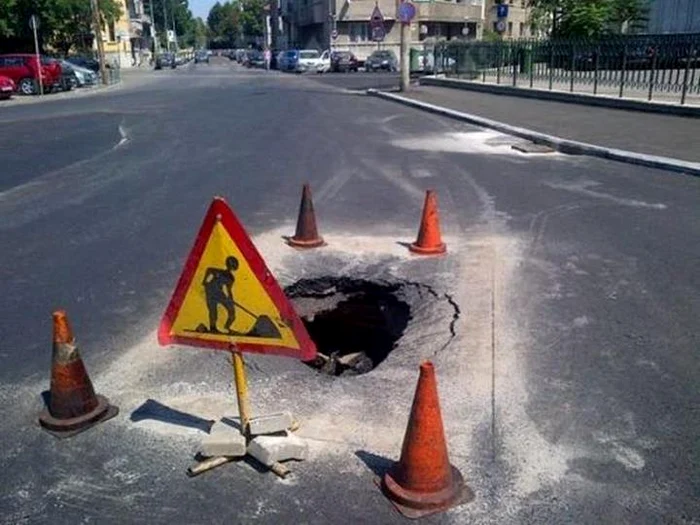 Mai multe mesaje critice la adresa Primăriei Iasi şi a edilului au fost scrise pe lângă gropi, pe mai multe străzi din Iaşi FOTO Adevărul