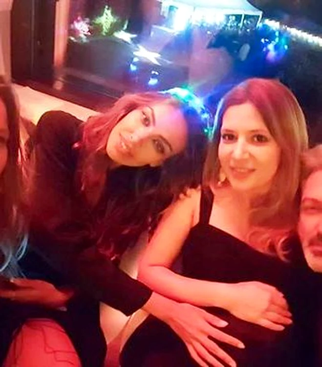 Mădălina Ghenea o atinge, din nou, pe burtică pe Amalia Enache