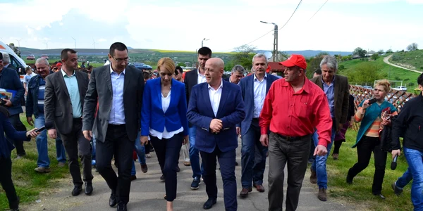 Victor Ponta şi oficialităţile locale la Tulcea FOTO Consiliul Judeţean Tulcea 