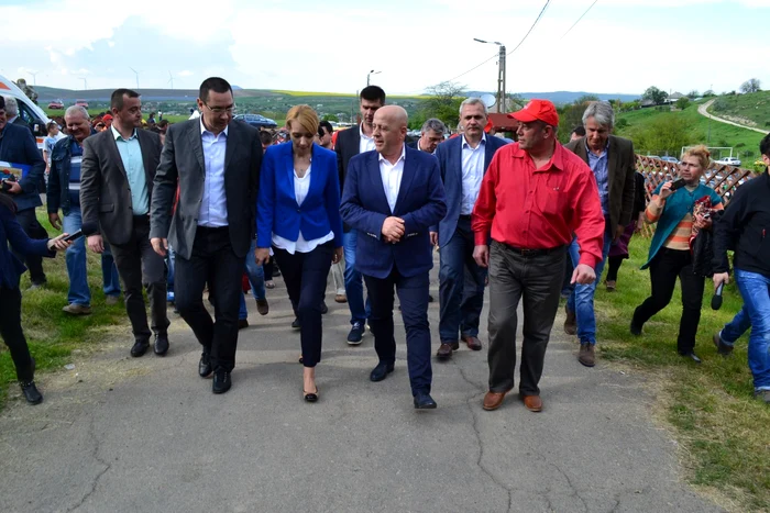 Victor Ponta şi oficialităţile locale FOTO Consiliul Judeţean Tulcea