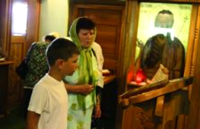 Cu frică de Dumnezeu, credincioşii încearcă să respecte cât mai multe dintre sărbătorile din calendar