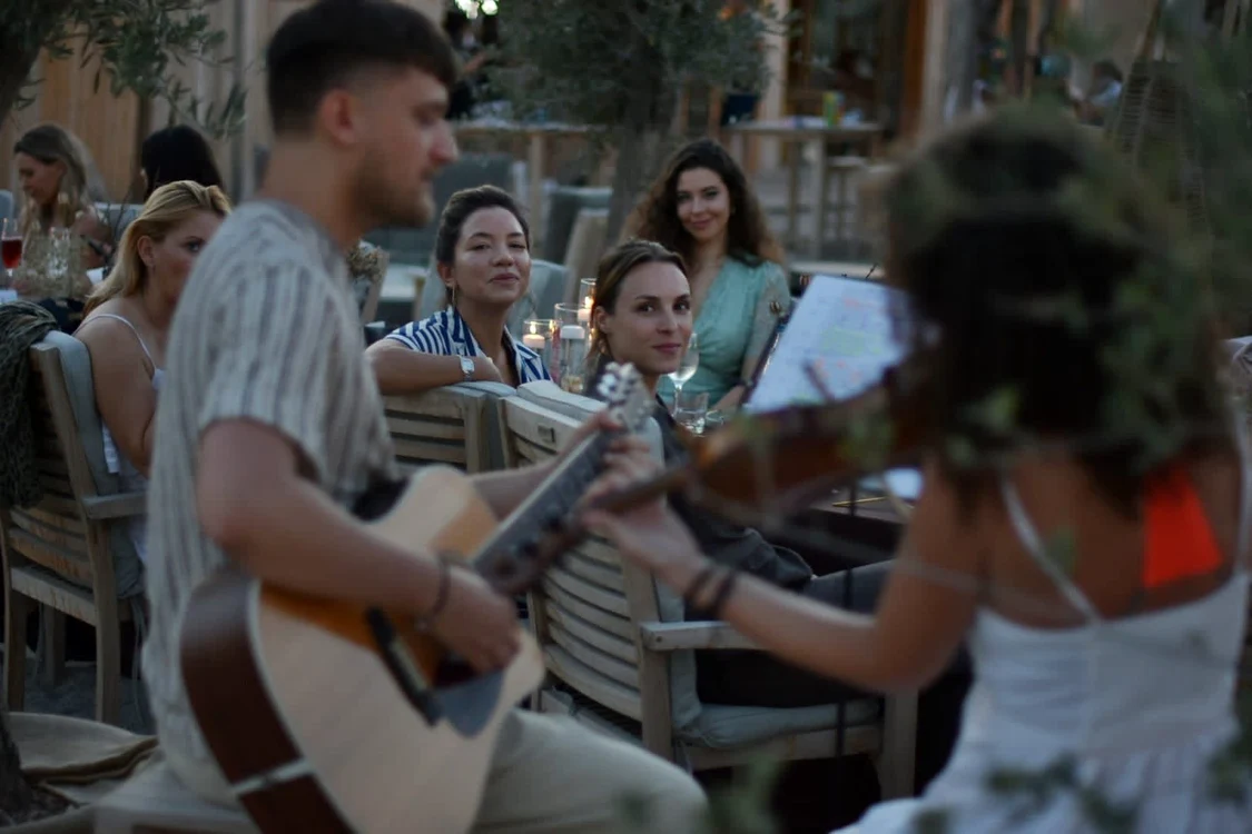 Muzica instrumentală live, pentru o atmosferă de basm FOTO Andreea Cimpoeru