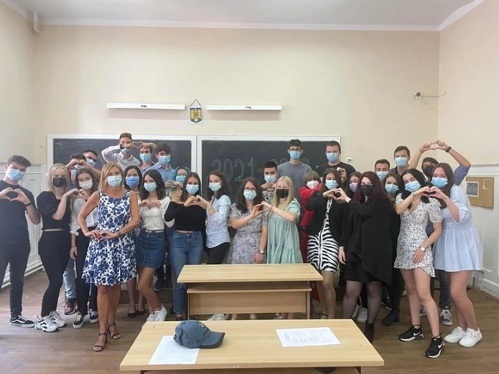 
    Carmen Iohannis, alături de elevii săi de care i-a fost foarte dorSursa foto: Facebook/Carmen Iohannis  