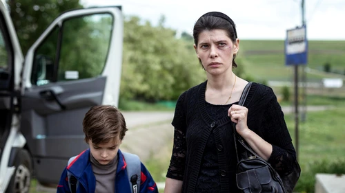 În filmul „Oameni de treabă“, Crina Semciuc joacă alături de fiul ei, Radu.