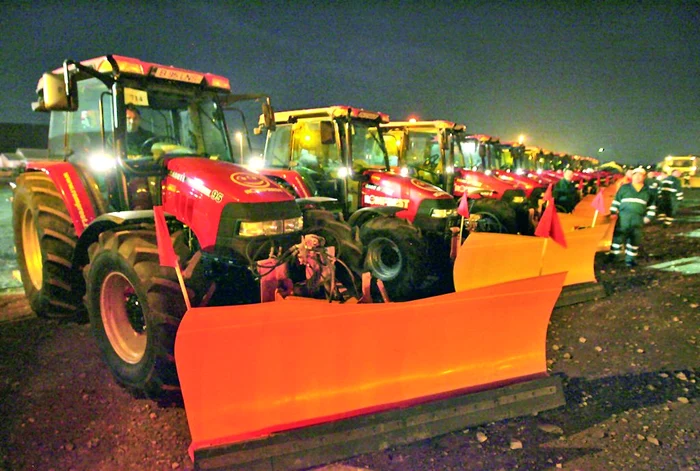 Iată tractoraşul care încarcă zăpada