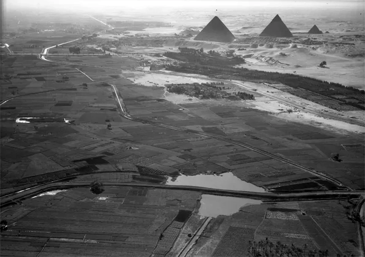 O vedere aeriană, din 1938, a piramidelor din Giza, constuite cu aproximativ 500 de ani după mormintele din Abydos