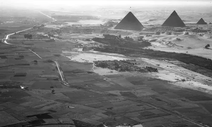 O vedere aeriană, din 1938, a piramidelor din Giza, construite cu aproximativ 500 de ani după mormintele din Abydos