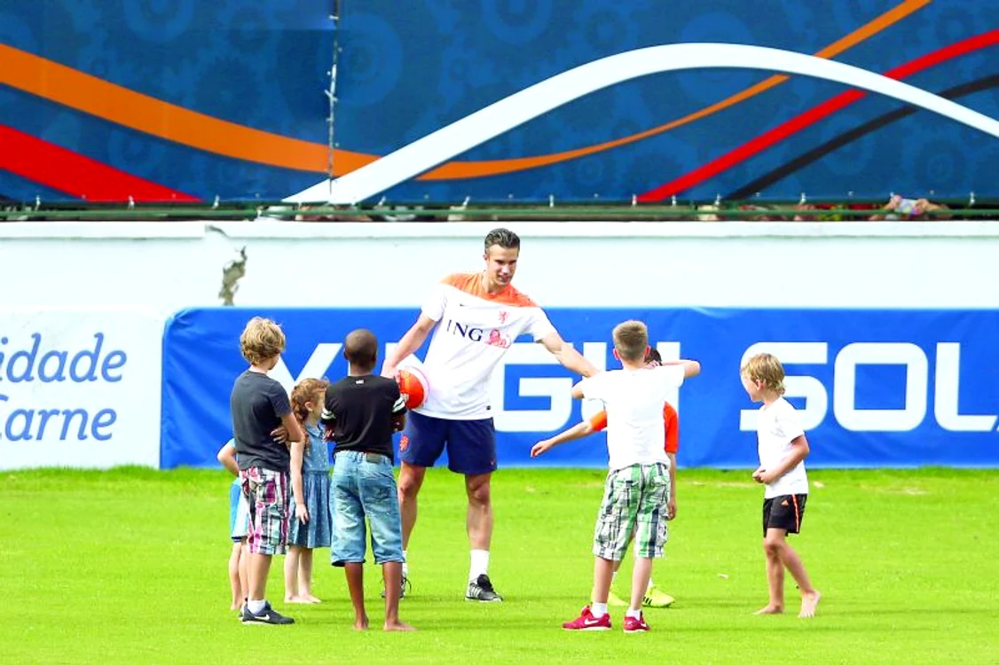 
    Robin van Persie  a fost înconjurat  de copii la antrenament  