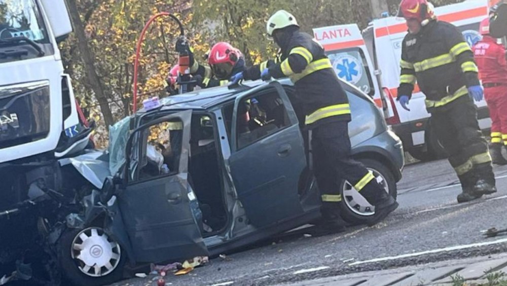 Impact nimicitor în Mureș. Patru persoane aflate într-o mașină au decedat după ce s-au ciocnit cu un TIR
