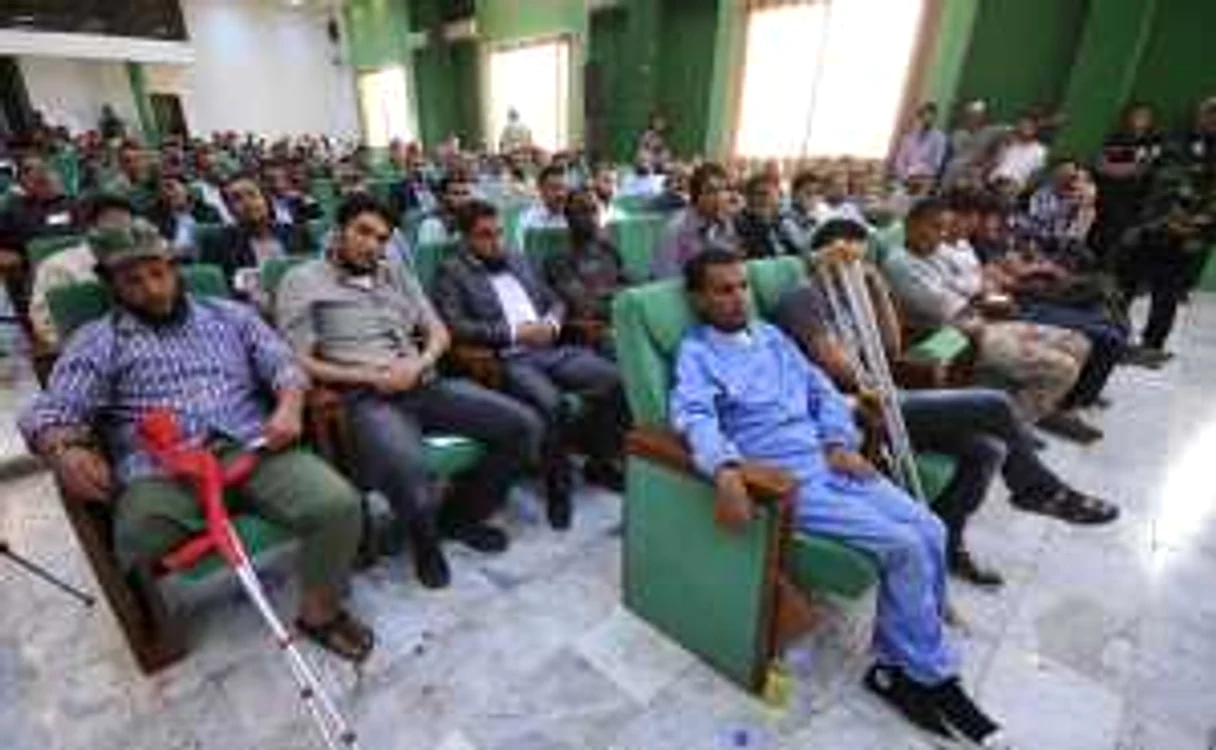 Foşti rebeli din toată ţara discută la Benghazi despre reintegrarea miliţiilor în societate. 