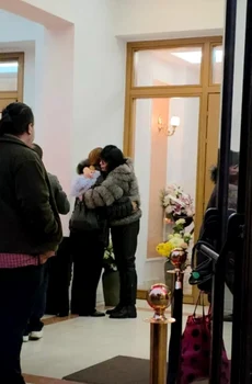 Mariana Moculescu și Nidia, îmbrățișate la priveghi foto: Facebook 