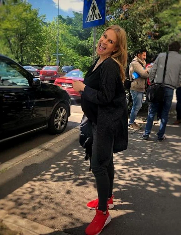 Gabriela Morar, cu burtica de gravidă la înaintare și cu zâmbetul până la urechi 