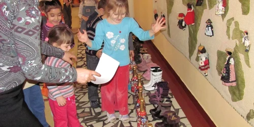 Copiii se bucura de cadourile primite (arhivă)