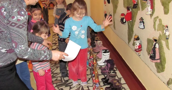 Copiii vor primi dulciuri şi jucării. FOTO. ADEVĂRUL