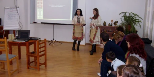 Lecţie interactivă de folclor la Şcoala Nr. 4 Moreni