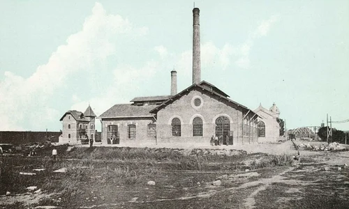 Uzina de la Cotroceni pentru crearea energiei electrice şi punerea în mişcare a pompelor din colectoare, pentru alimentarea cu apă potabila a oraşului Bucureşti, la începutul secolului XX (© iMAGO Romaniae)