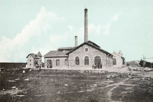 Uzina de la Cotroceni pentru crearea energiei electrice şi punerea în mişcare a pompelor din colectoare, pentru alimentarea cu apă potabila a oraşului Bucureşti, la începutul secolului XX (© iMAGO Romaniae)