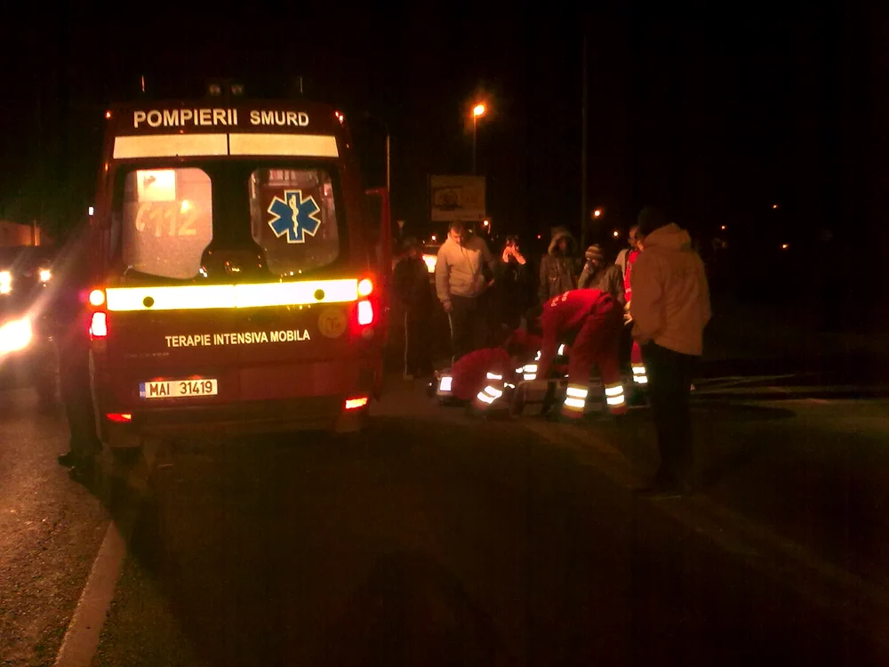 Cei doi răniţi au fost transportaţi de urgenţă la spital