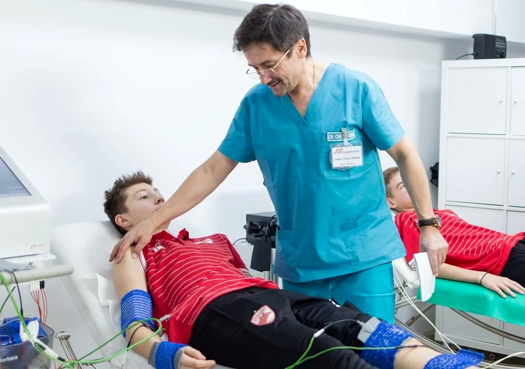 Copiii care fac fotbal de performanță au nevoie de recuperare, iar medicul Ovidiu Chiriac este unul dintre cei care se ocupă ei