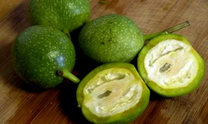 nuci verzi - foto click