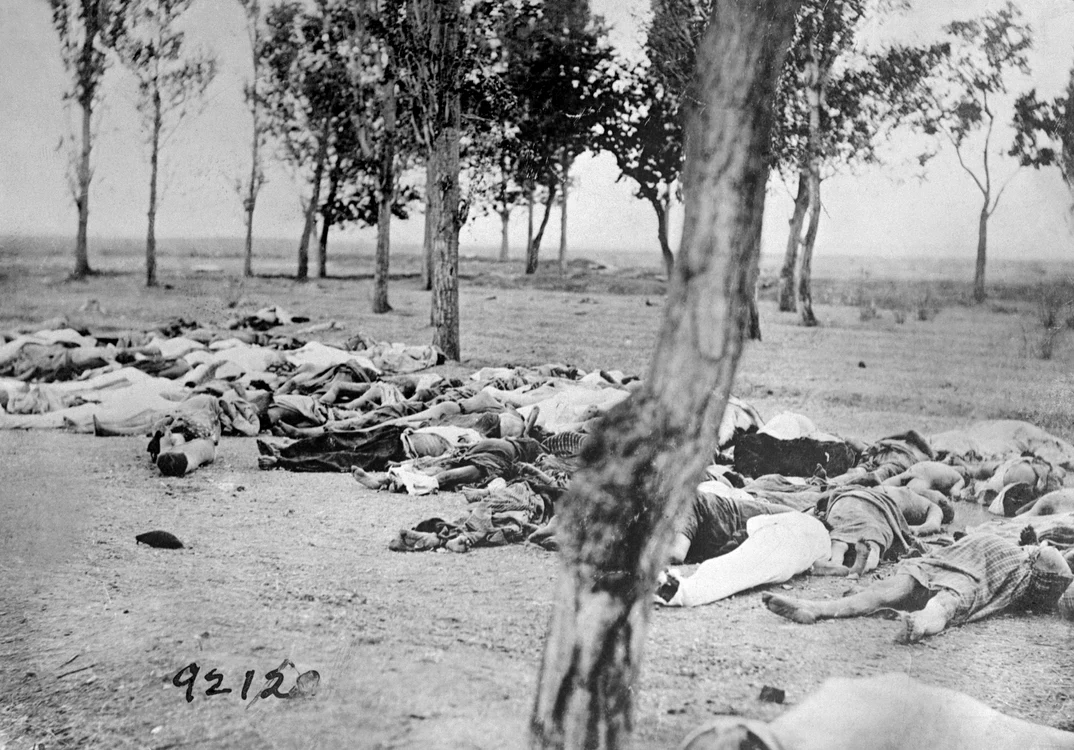 Fotografie inclusă de Henry Morgenthau, ambasadorul Statelor Unite în Imperiul Otoman, în cartea sa din 1918, cu menţiunea: „Scene ca acestea erau comune peste tot în provinciile armene în primăvara şi vara lui 1915”
