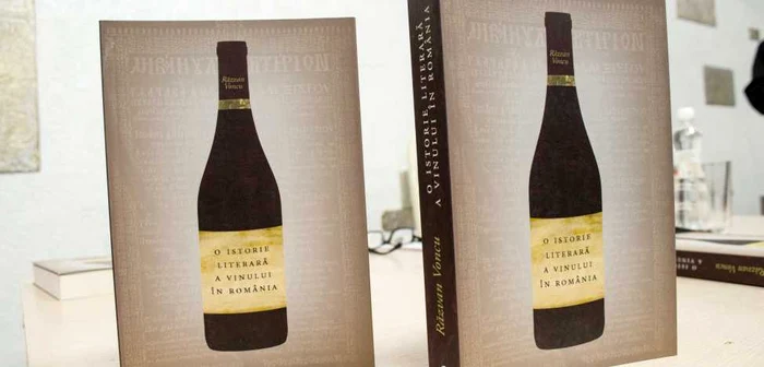 Scriitorii din Republica Moldova şi-au exprimat dorinţa ca în următorul volum al cărţii să se regăsească un capitol mai mare dedicat vinului şi literaturii din Basarabia. FOTO Alexandru Tarlev