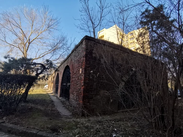Bucata din fostul zid de fortificaţie a Timişorei aşteaptă să fie restaurată FOTO Ş.Both