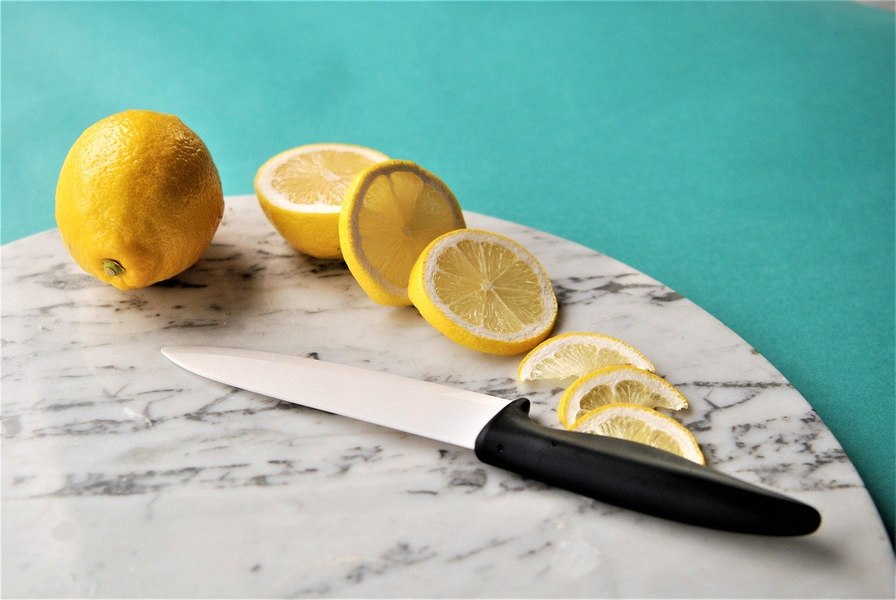 De ce să coci felii de lămâie la cuptor? Îți iese un produs genial pe care îl poți integra în numeroase preparate