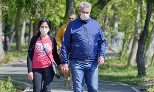 persoane cu masca de protectie jpeg