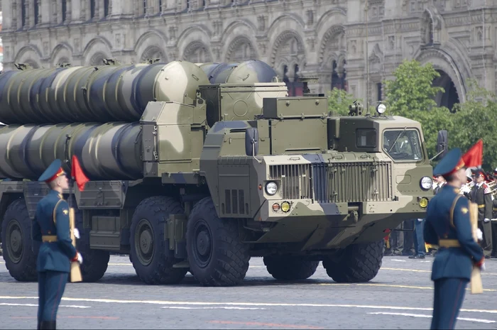 Sistem de rachete S-300 la defilare FOTO: lexan/Shutterstock