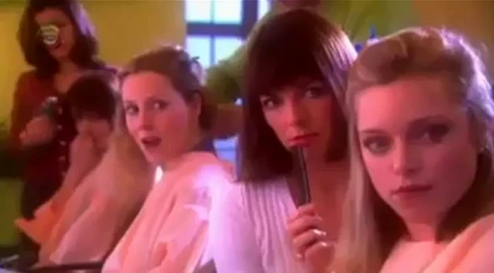 Cum reacţionează femeile când văd un bărbat pe jumătate dezbrăcat