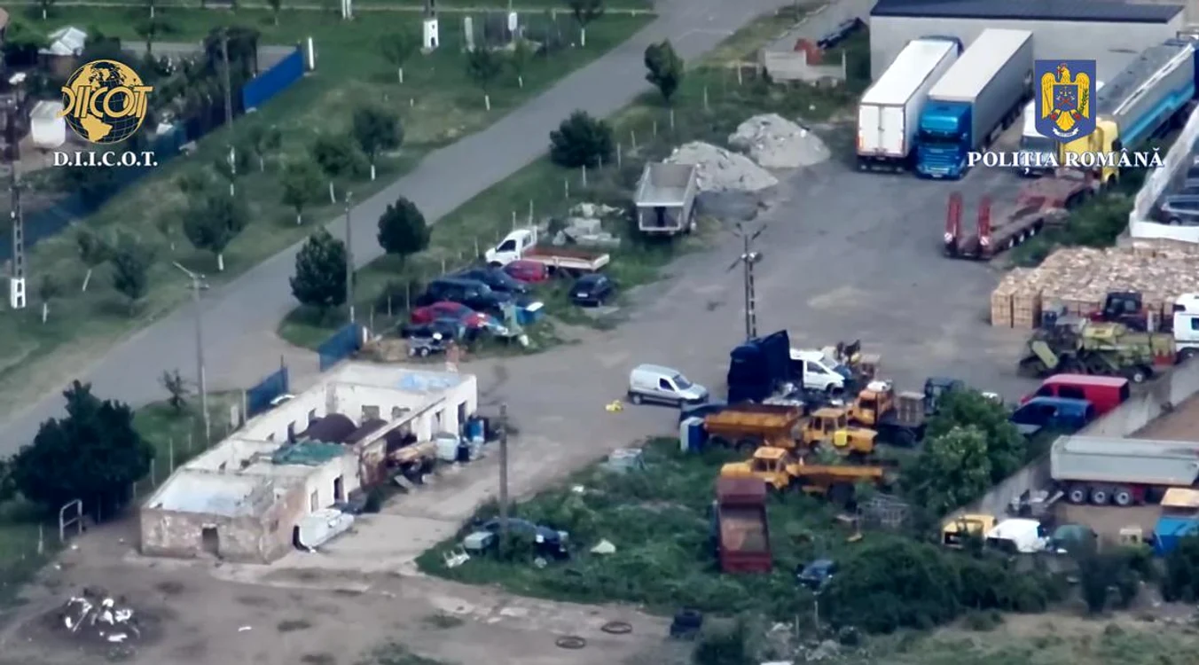 Doi bărbați, prinși în flagrant în timp ce manipulau țigări de contrabandă FOTO: Poliția Română