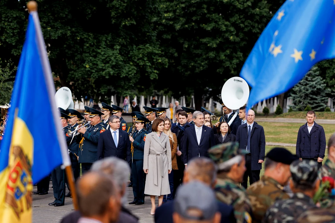 Oficialii au depus flori, comemorând victimele celui de-al Doilea Război Mondial. FOTO: Facebook