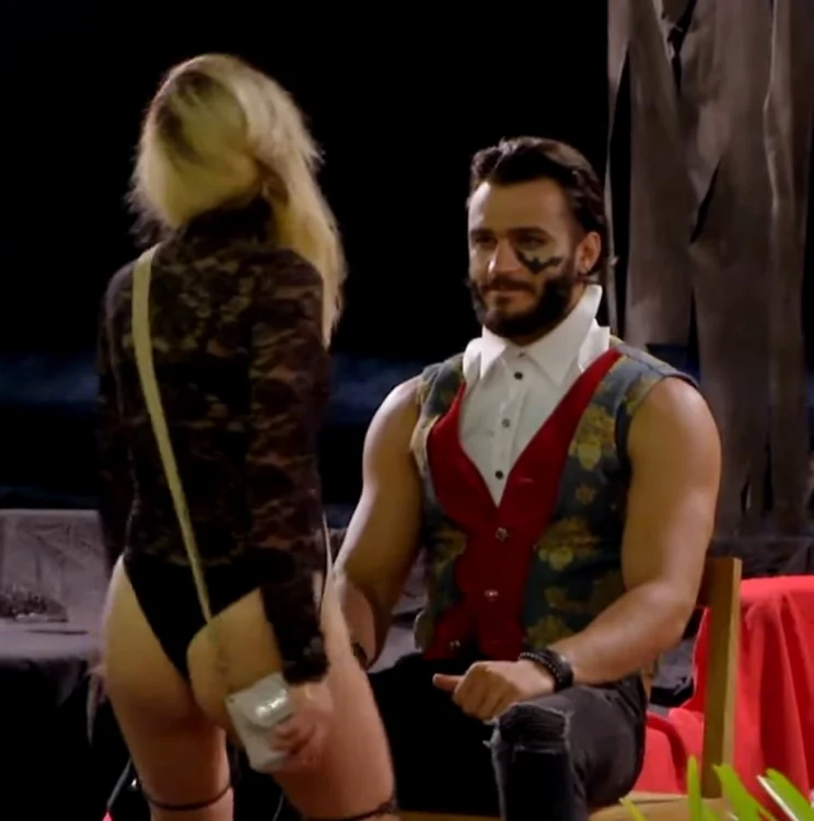 Adrian a avut parte de un dans sexy în poală