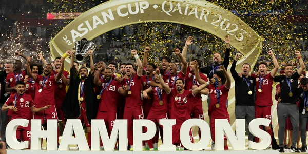 Finala Cupei Asiei: Iordania - Qatar. Hassan Al Haydos, din Qatar, ridică trofeul AFC Asian Cup după victoria echipei lor în meciul dintre Iordania și Qatar, pe stadionul Lusail din Lusail City, Qatar. FOTO Getty Images