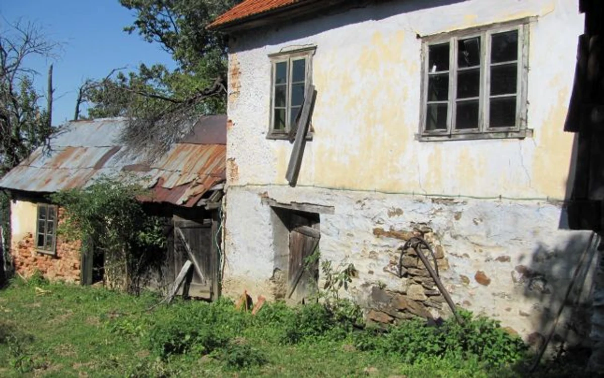 
    Mulţi români locuiesc în case dărăpănate  