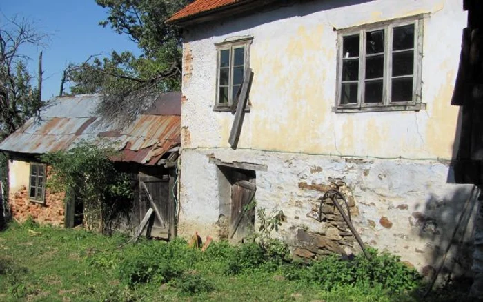 
    Mulţi români locuiesc în case dărăpănate  