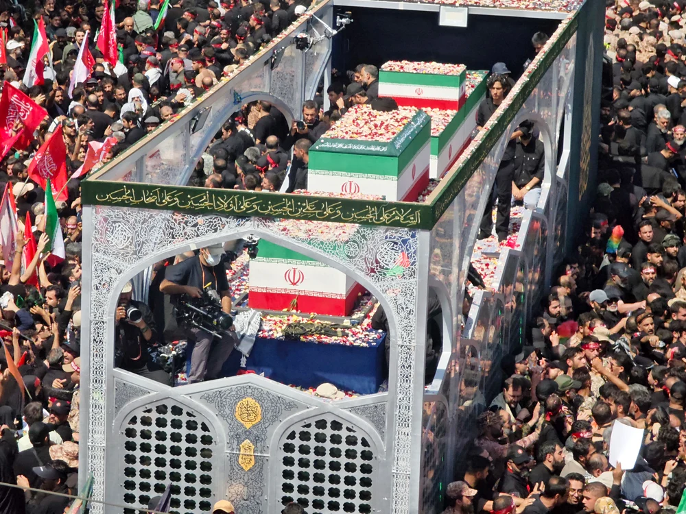 Un camion a purtat prin oraș sicriele lui Ali Khamenei și ale rudelor sale (Foto: GettyImages)