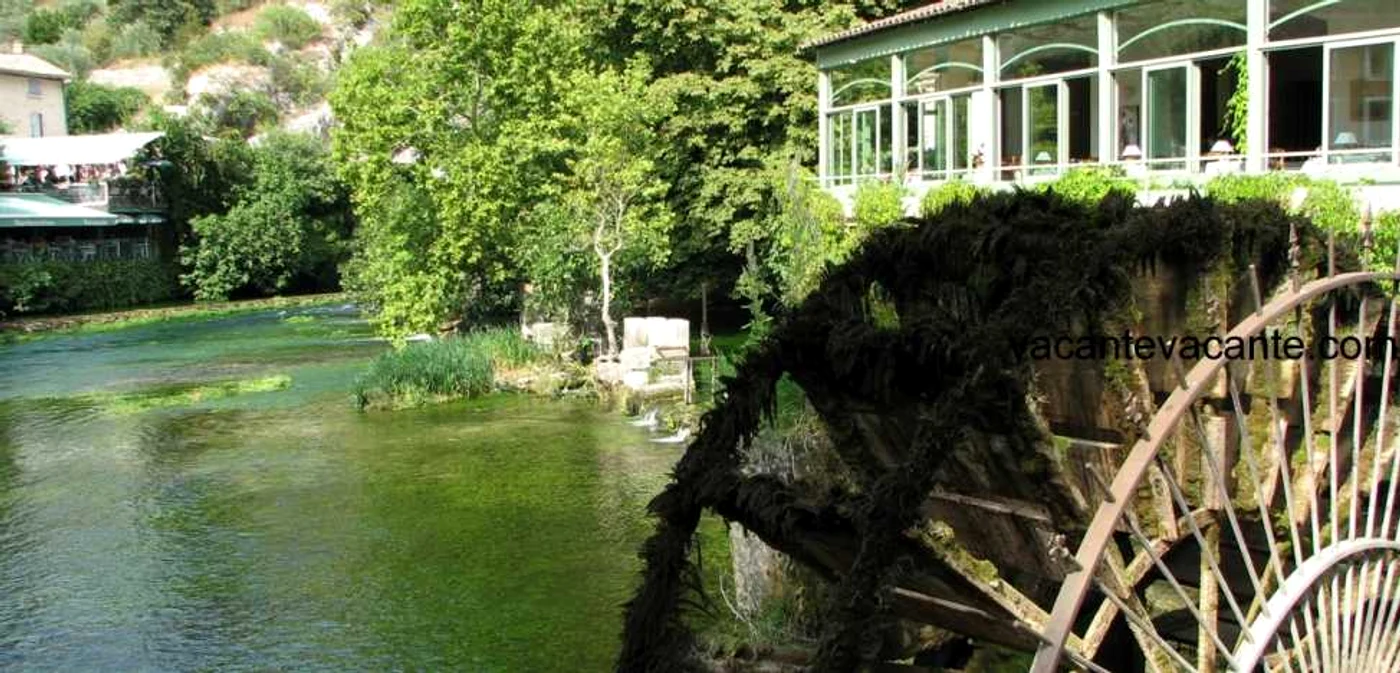 Fontaine de Vaucluse, un sătuc medieval din Provence, cu mai puţin de o mie de locuitori