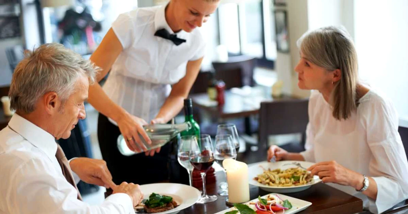 Când vrei să comanzi, analizează meniul şi uită-te la felurile de mâncare bogate în calorii FOTO Shutterstock