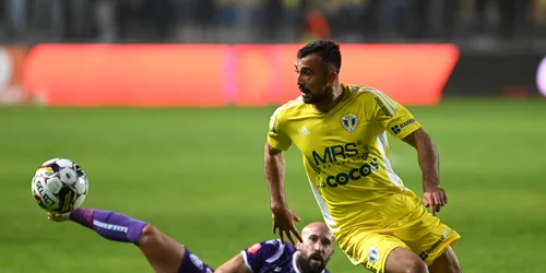 Iasmin Latovlevici și Simon Moise Mazarache în meciul dintre Petrolul Ploiești și FC Argeș FOTO Sport Pictures