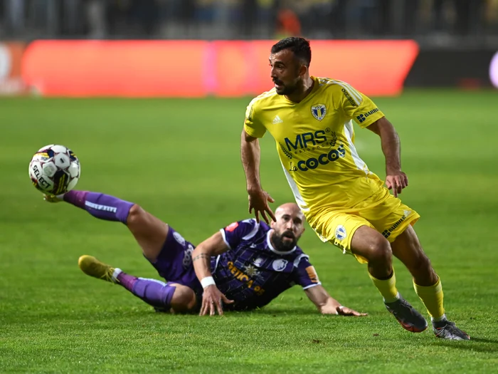 Latovlevici și Mazarache în meciul dintre Petrolul Ploiești și FC Argeș FOTO Sport Pictures