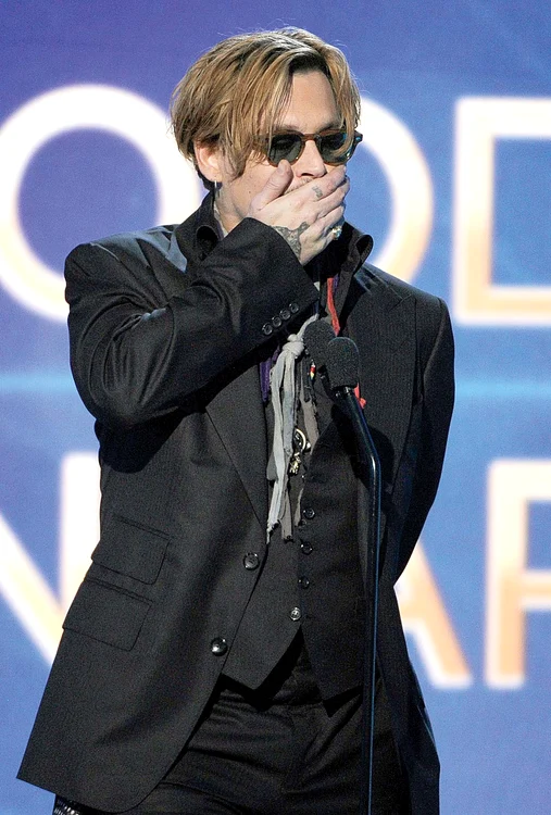 Gurile rele spun că Depp bea de stinge când suferă din dragostefoto: afp/ap
