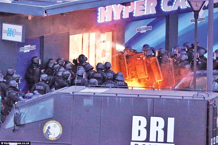 Momentul în care poliţiştii intră în magazin