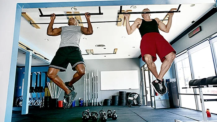 15 minute de antrenament cu benzi sunt suficiente pentru a arăta ca un macho