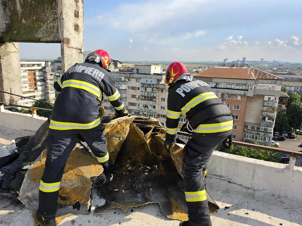 Acoperișul s-a prăbușit pe carosabil FOTO ISUJ Dâmbovița